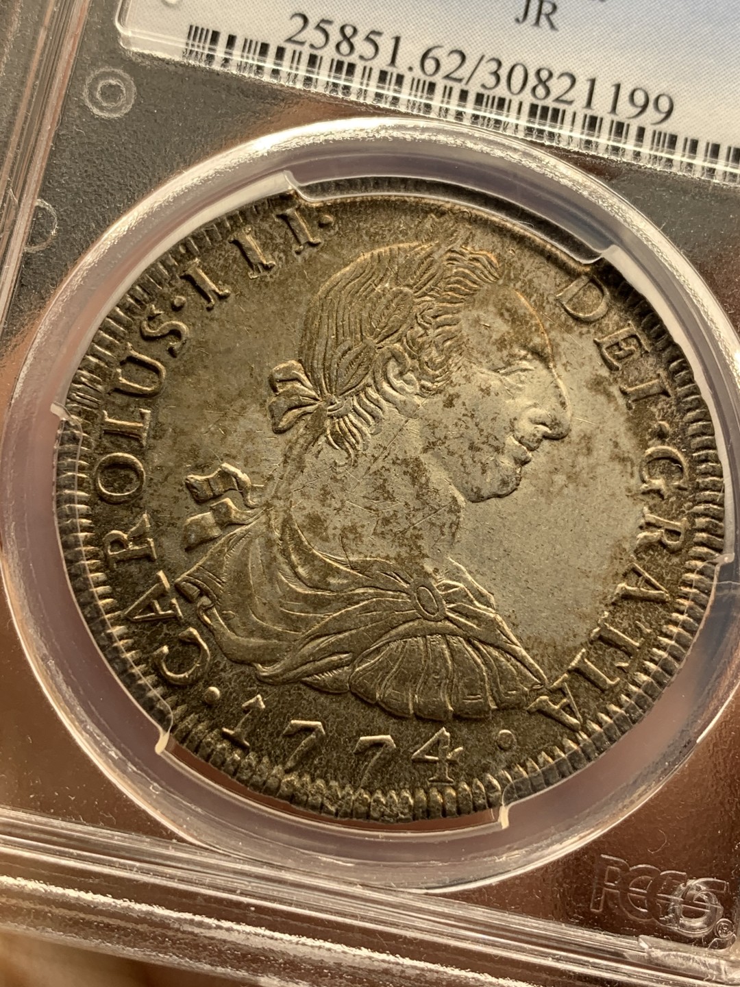 《竞宝斋》第112场-周日，周一 ，2场连拍（全场包邮） PCGS-MS62 1774年西属玻利维亚卡三8R 全币深打，金色包浆，打制是影响西属币价格的最重要因素之一 绝美