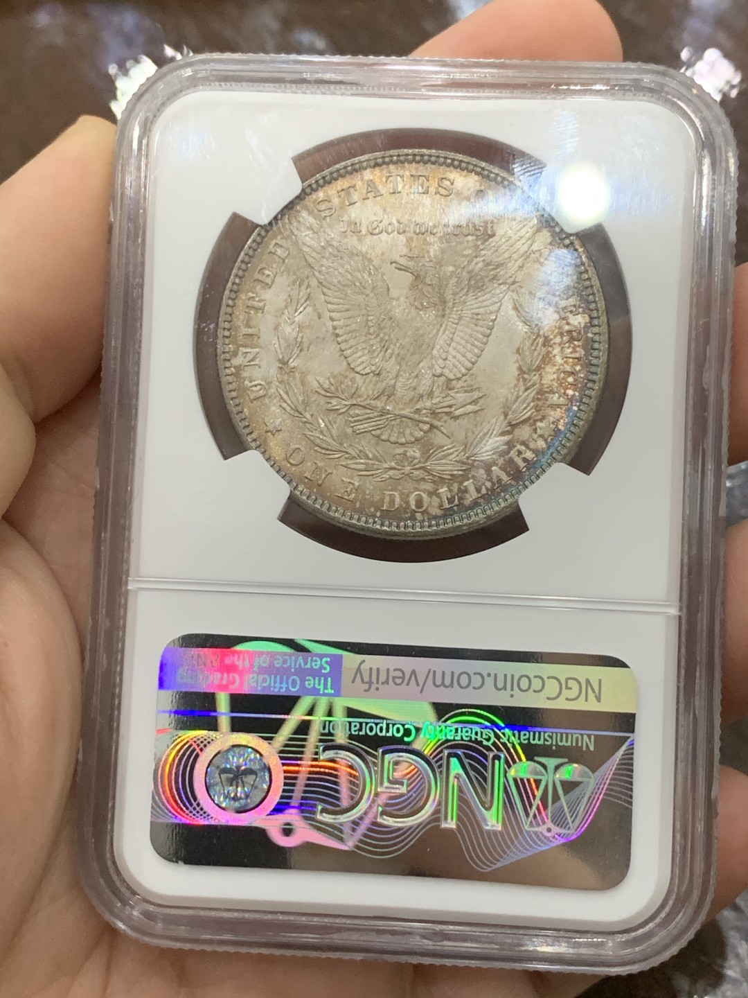 《竞宝斋》第112场-周日，周一 ，2场连拍（全场包邮） NGC-MS64 美国 1885年 摩根银币 女神面满彩 鹰面彩中彩 背斑驳彩 2点-6点方向深蓝月牙