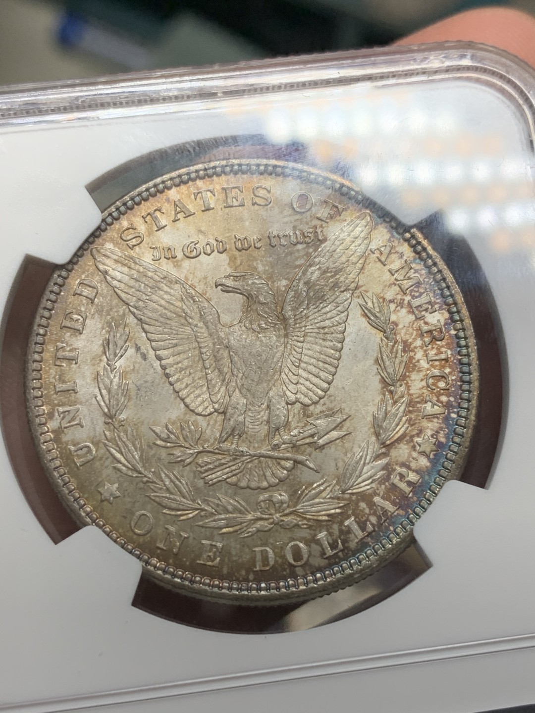 《竞宝斋》第112场-周日，周一 ，2场连拍（全场包邮） NGC-MS64 美国 1885年 摩根银币 女神面满彩 鹰面彩中彩 背斑驳彩 2点-6点方向深蓝月牙