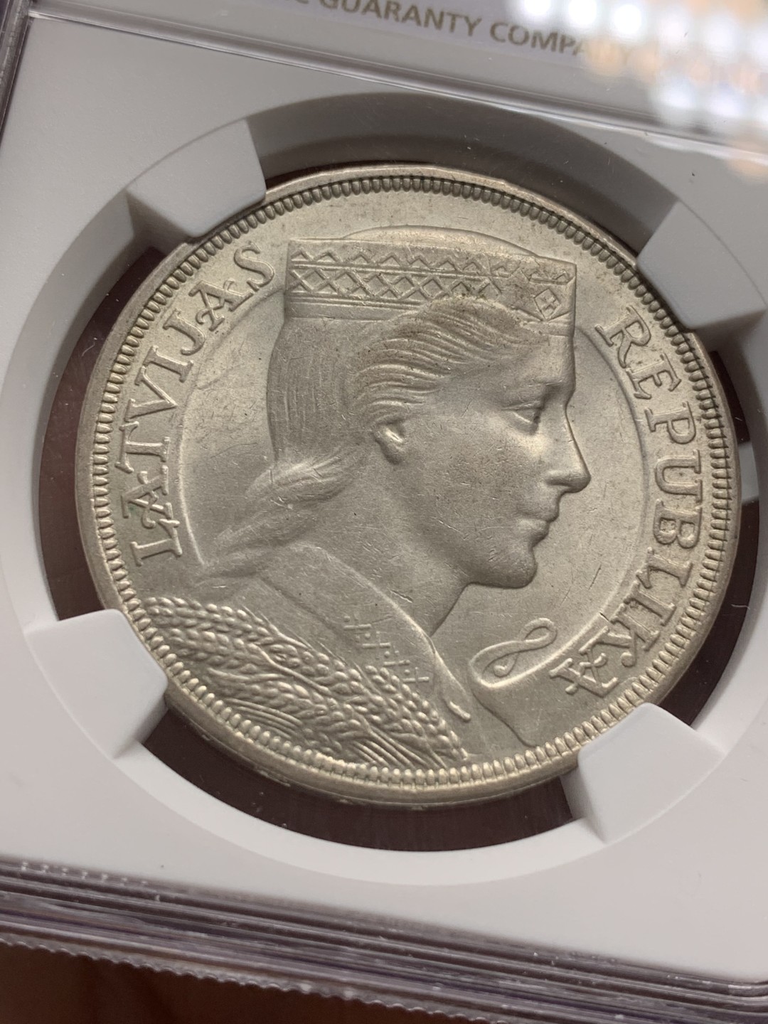 《竞宝斋》第112场-周日，周一 ，2场连拍（全场包邮） NGC-MS63 拉脱维亚1931年少女头像5拉特银币 大热品种 外拍价格已起飞