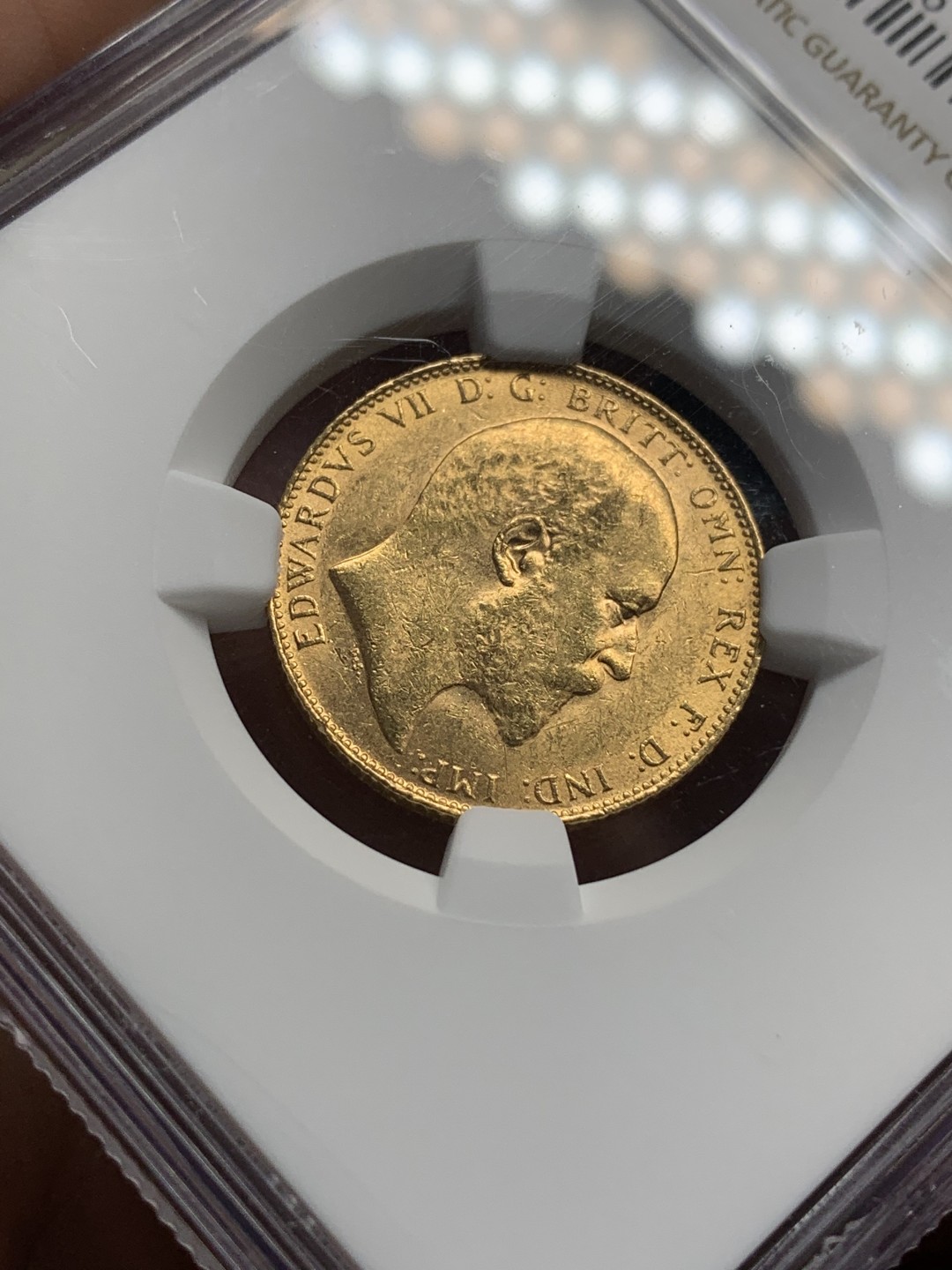 《竞宝斋》第112场-周日，周一 ，2场连拍（全场包邮） NGC-MS63 英国爱德华七世 1910年 1索维林马剑金币 8克 细节底板超分数状态