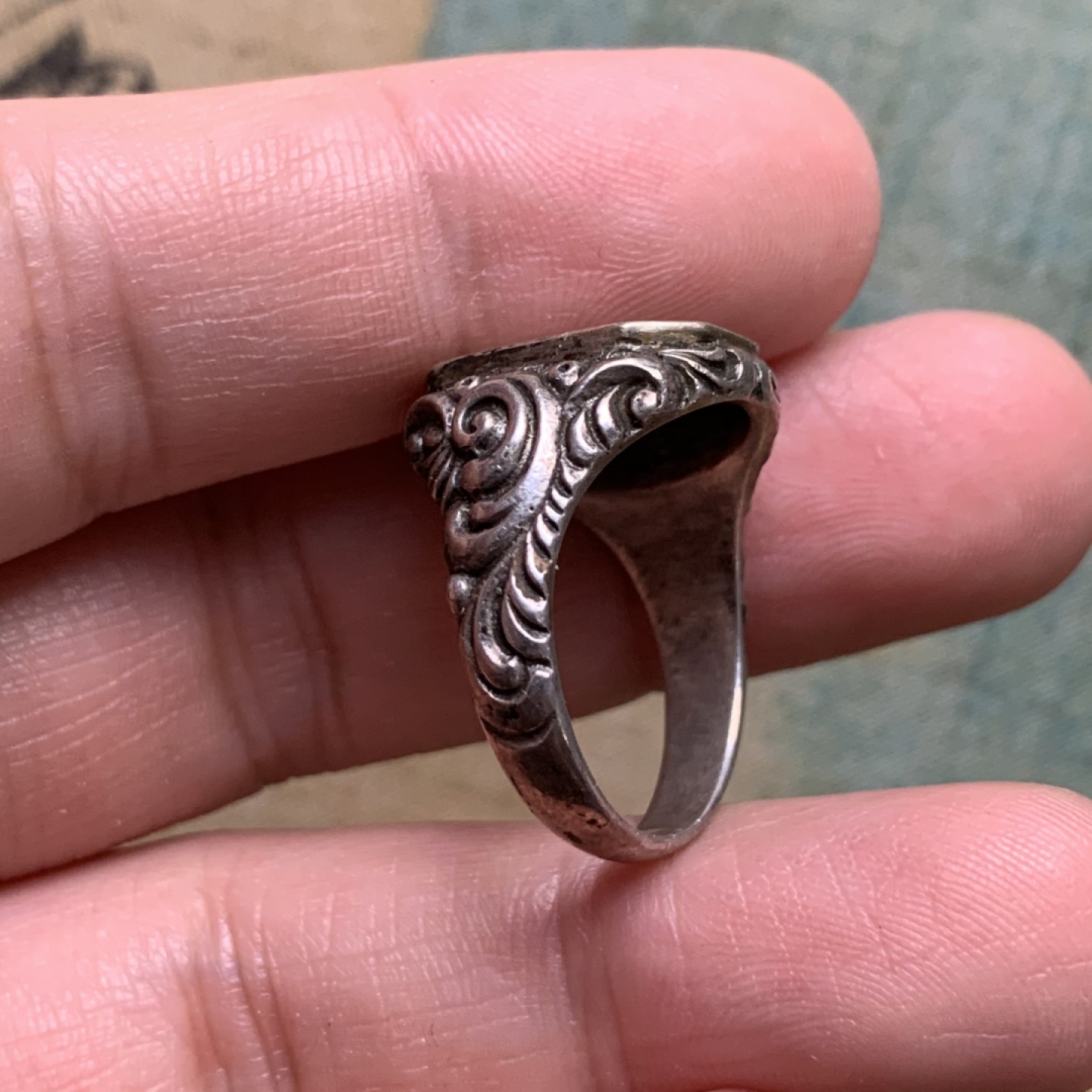 《竞宝斋》第112场-周日，周一 ，2场连拍（全场包邮） 德国老银戒指 手工雕刻 戒面有漂亮的贵族字母纹章 带835银戳 从工艺上看约为1840s的作品 味道十足 自用收藏都很合适