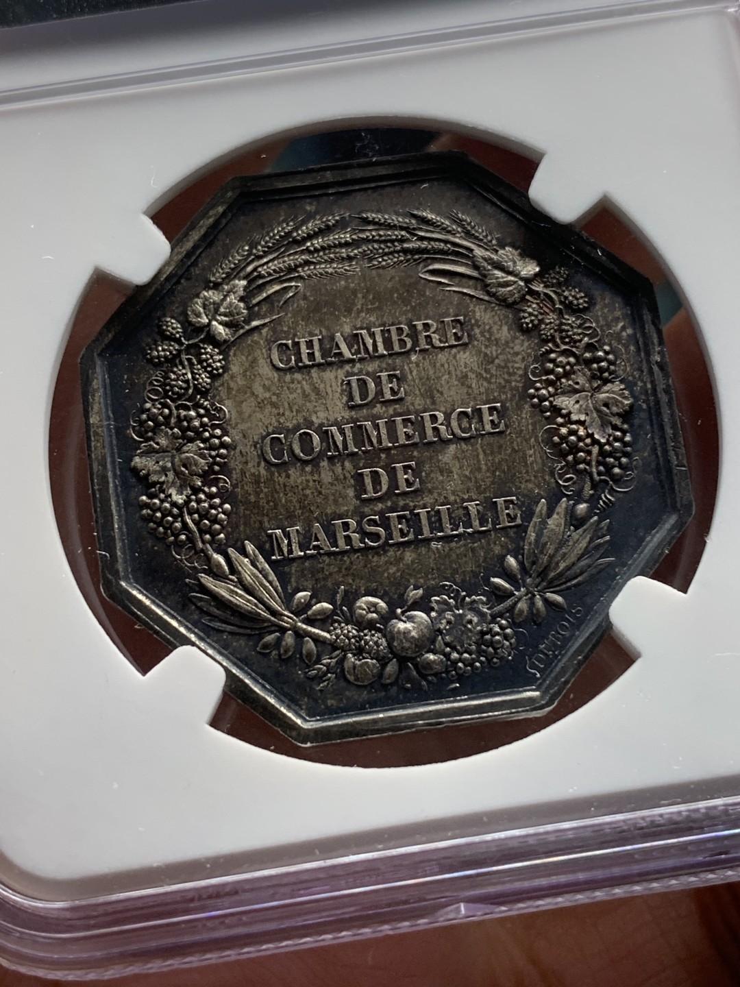 《竞宝斋》第112场-周日，周一 ，2场连拍（全场包邮） NGC-MS62 1775年法国马赛港口景观八角 非常少见的版本，正面港口景观，背面葡萄小麦等农作物环绕，设计精美