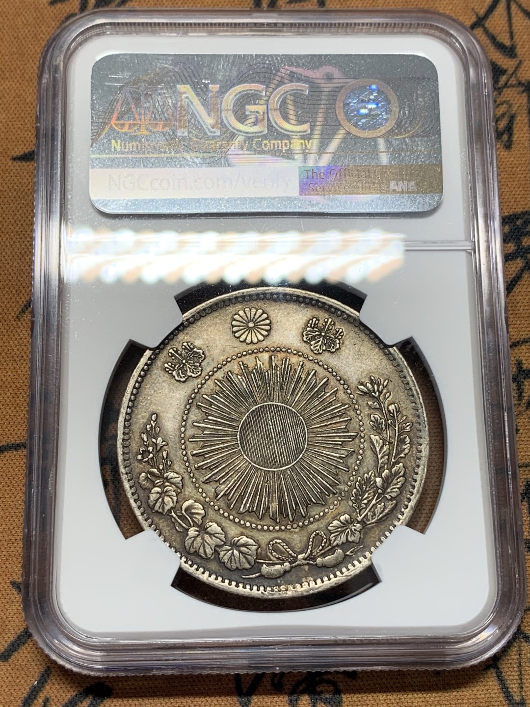 《竞宝斋》第112场-周日，周一 ，2场连拍（全场包邮） NGC AU 老包浆 日本1870年 旭日 明治三年龙一元 银币 没有清洗的感觉