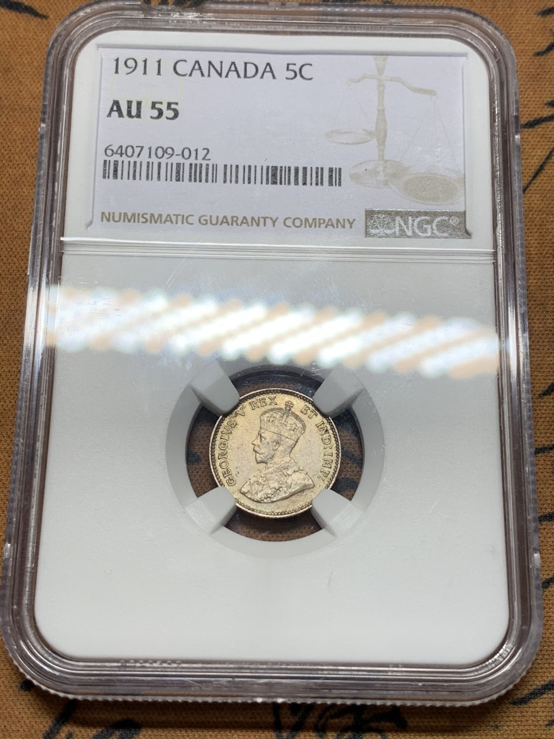 《竞宝斋》第112场-周日，周一 ，2场连拍（全场包邮） NGC AU55 加拿大 1911年 乔治五世 5分银币 低评状态 盒子上部边缘有小缺