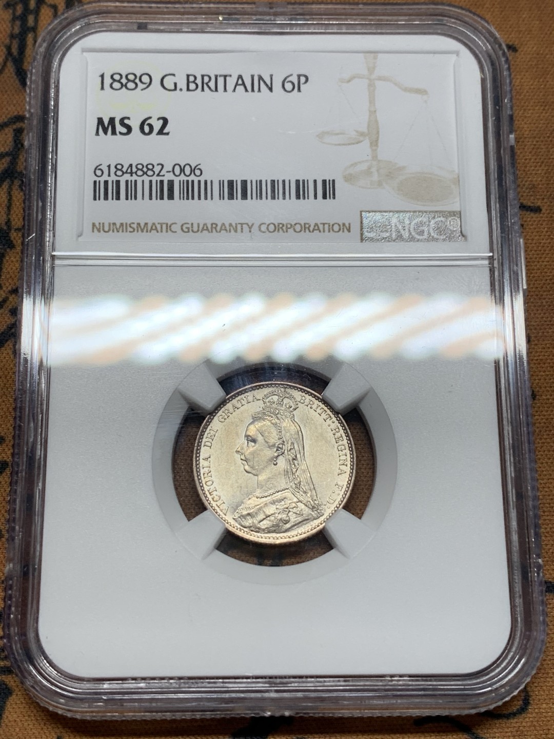 《竞宝斋》第112场-周日，周一 ，2场连拍（全场包邮） NGC-MS62 1889年 英国 维多利亚高冠6便士银币 数字版 转光漂亮