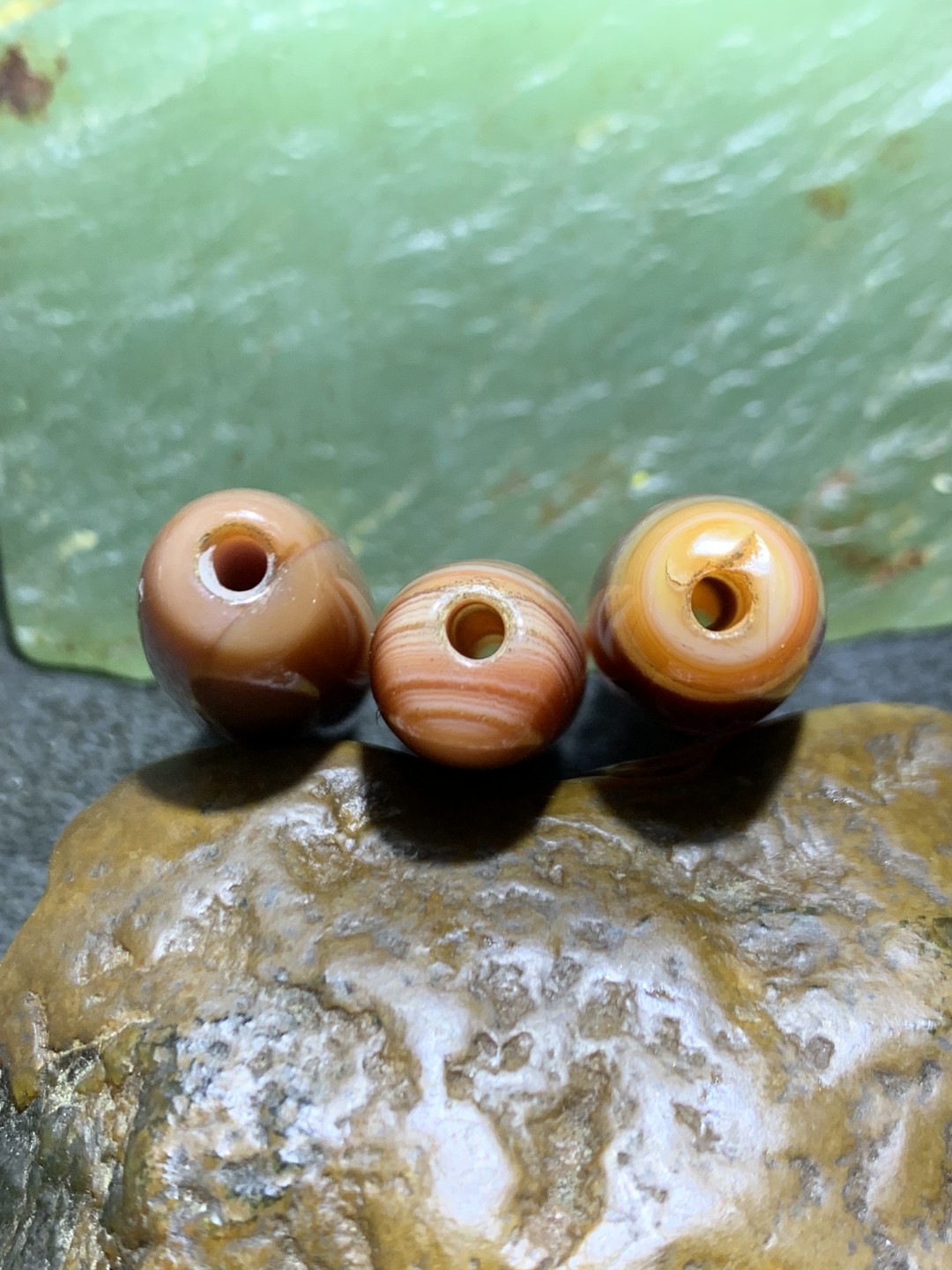 高玉化酒红色缠丝玛瑙通货桶珠3颗，