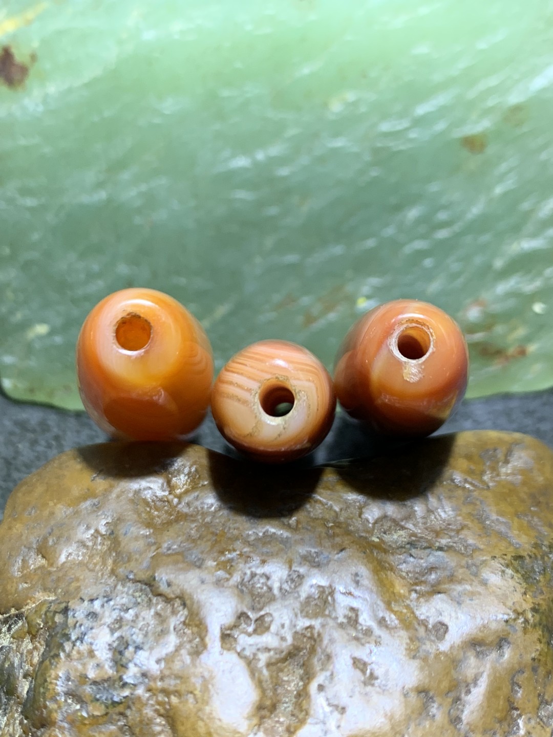 高玉化酒红色缠丝玛瑙通货桶珠3颗，