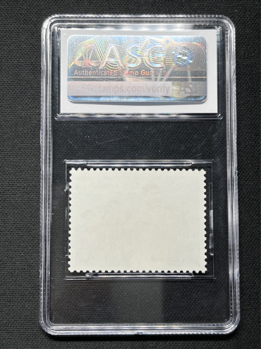 洪涛臻品 精选邮票限时拍卖第七十一期 文17知青4分★新★漏纽扣★ ASG95冠军分OG ，文革两大变体票，一是文18漏刺刀，二是文17漏纽扣。版撕精品送评，票全品无瑕疵，变体票存世量少，潜力巨大，喜欢不要错过，目前ASG评级处于初级阶段，注意趁早下手囤精品货，未来一定有意想不到的收获，(最后一图是漏纽扣变体对比图)