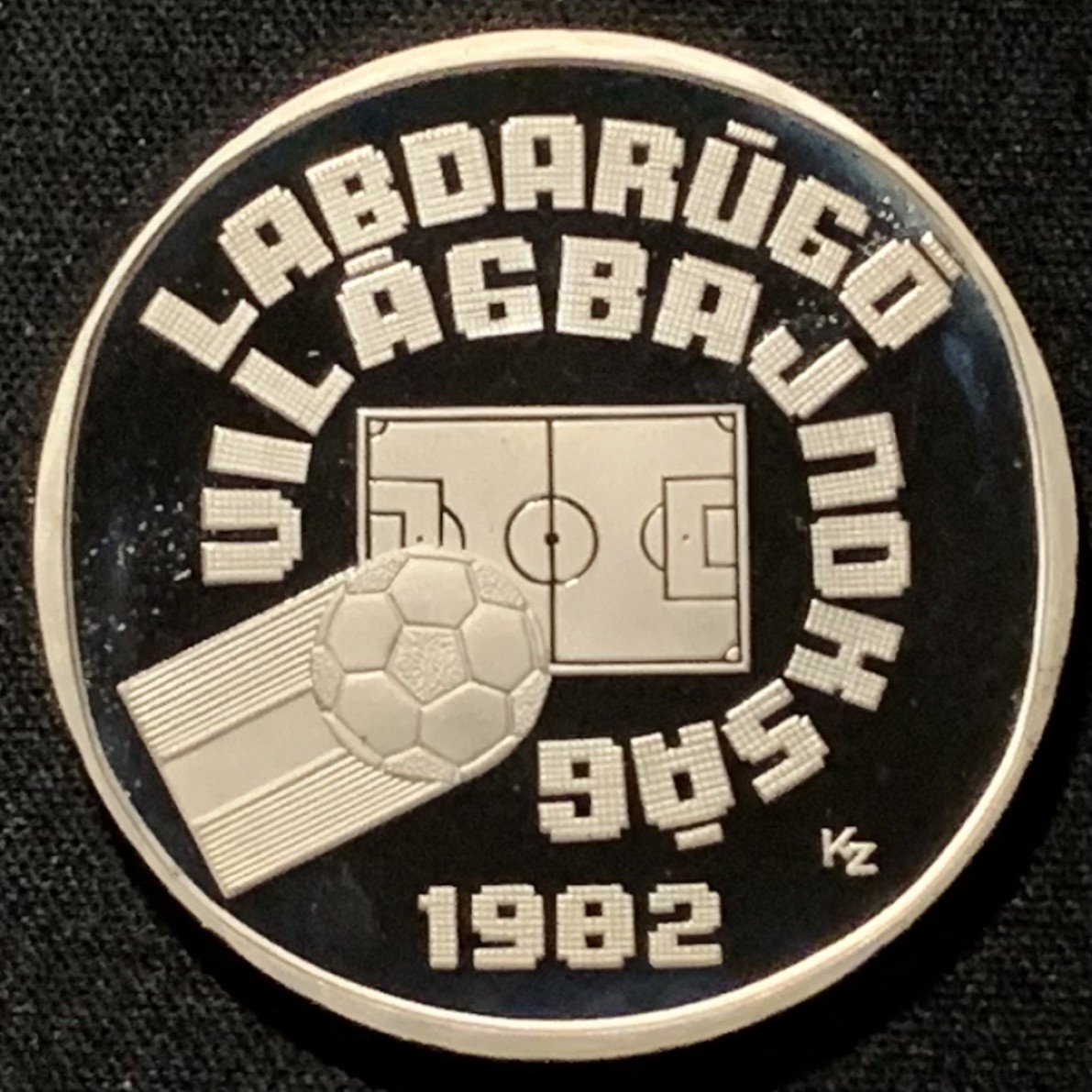 紫瑗钱币——第317期拍卖 匈牙利 1982年 西班牙世界杯 射门 500福林 28克 0.64银 精制 德国原装卡