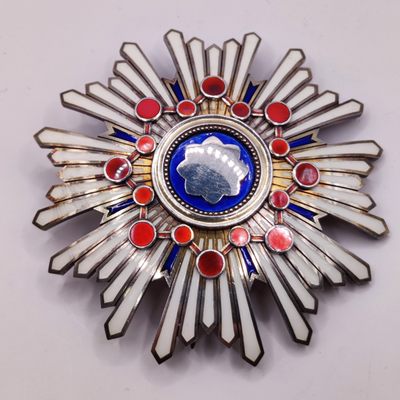 全场0元起拍 第11期 咸鱼国勋章拍卖专场 11月6日（周日）下午6：00开始 - 日本明治时期二等瑞宝章 白色琺瑯內縮八咫鏡輪廓圓潤是早期特征 品相如图