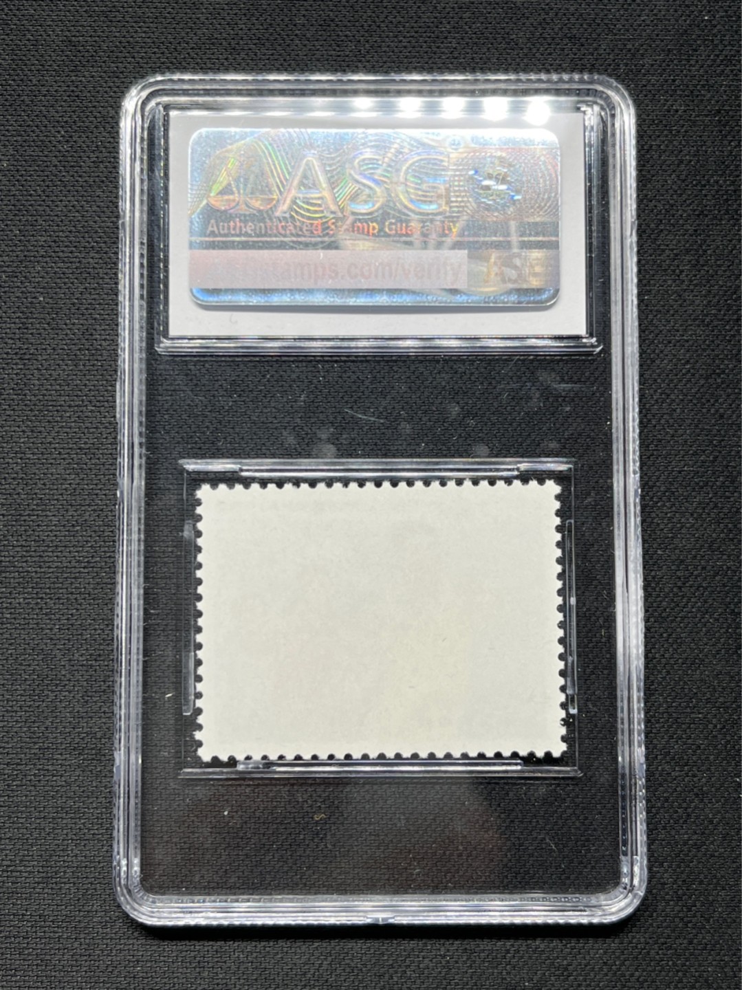 洪涛臻品 精选邮票限时拍卖第七十一期 文17知青4分★新★漏纽扣★ ASG85分OG ，文革两大变体票，一是文18漏刺刀，二是文17漏纽扣。版撕精品送评，票全品无瑕疵，85分超高性价比。变体票存世量少，潜力巨大，喜欢不要错过，目前ASG评级处于初级阶段，注意趁早下手囤精品货，未来一定有意想不到的收获，(最后一图是漏纽扣变体对比图)