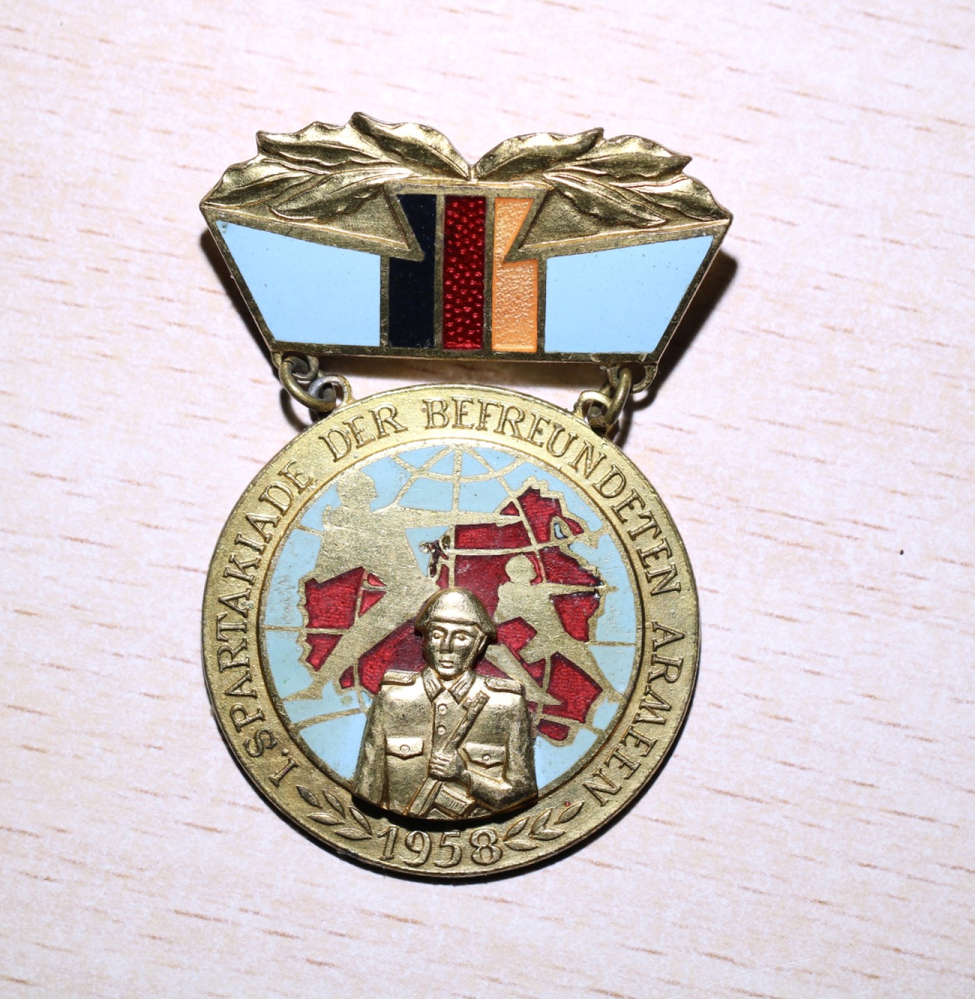 大猫徽章拍卖第207期 1958年德国莱比锡社会主义国际第一届友军运动会纪念章  铜质