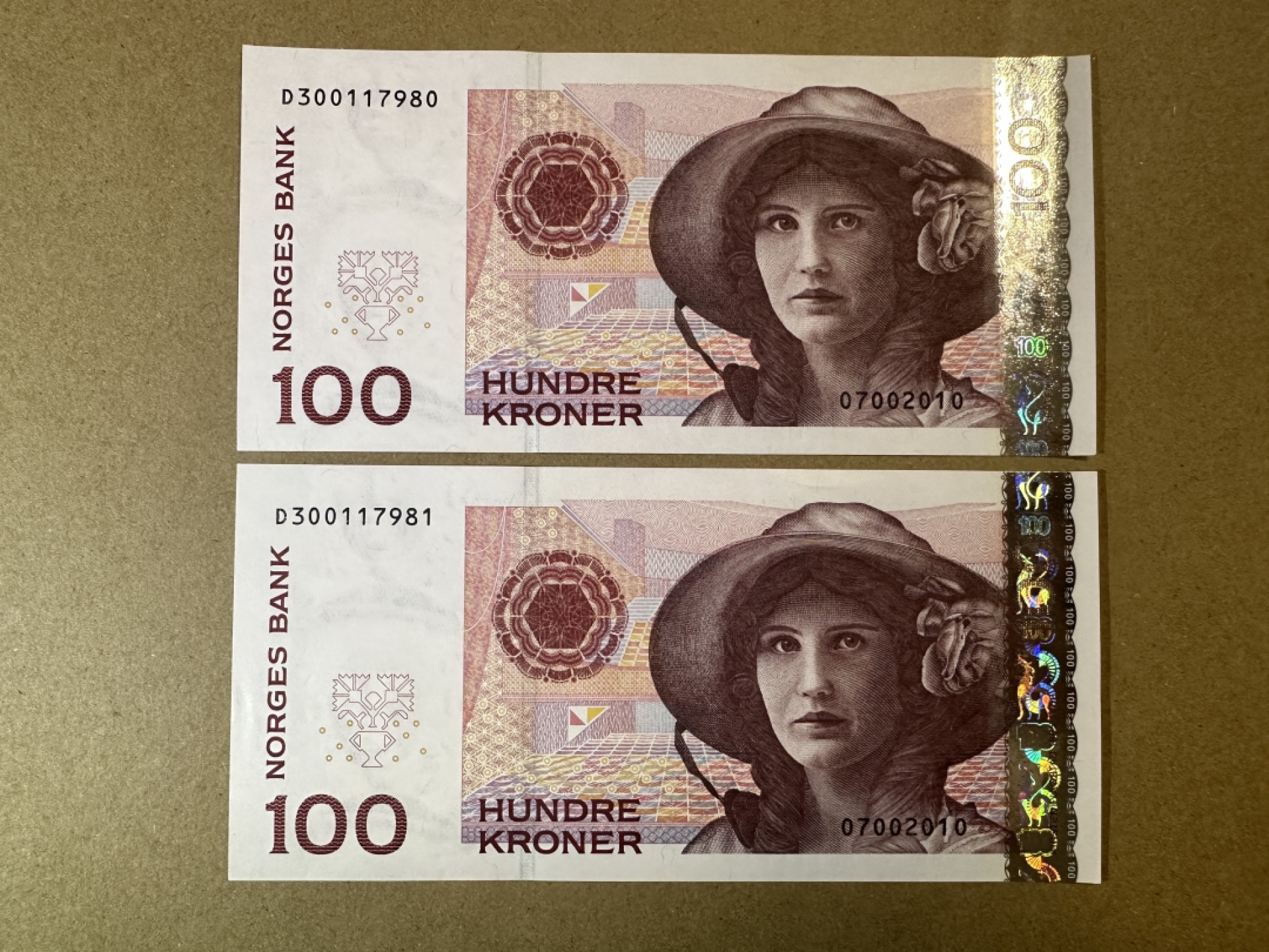 《张总收藏》78期——女王精品 挪威100克朗 连号2张 UNC 2010年