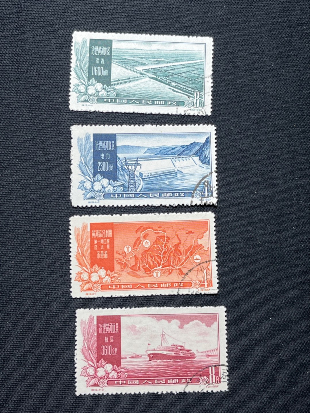 洪涛臻品 精选邮票限时拍卖第七十二期 特19黄河盖销 顺戳，几乎全品，看不出任何瑕疵，面艳背白票挺💝贵票+难题票。明年是毛主席诞辰130周年，解放初毛主席发出“要把黄河的事情办好”的伟大号召，掀起了建设黄河的高潮！ 