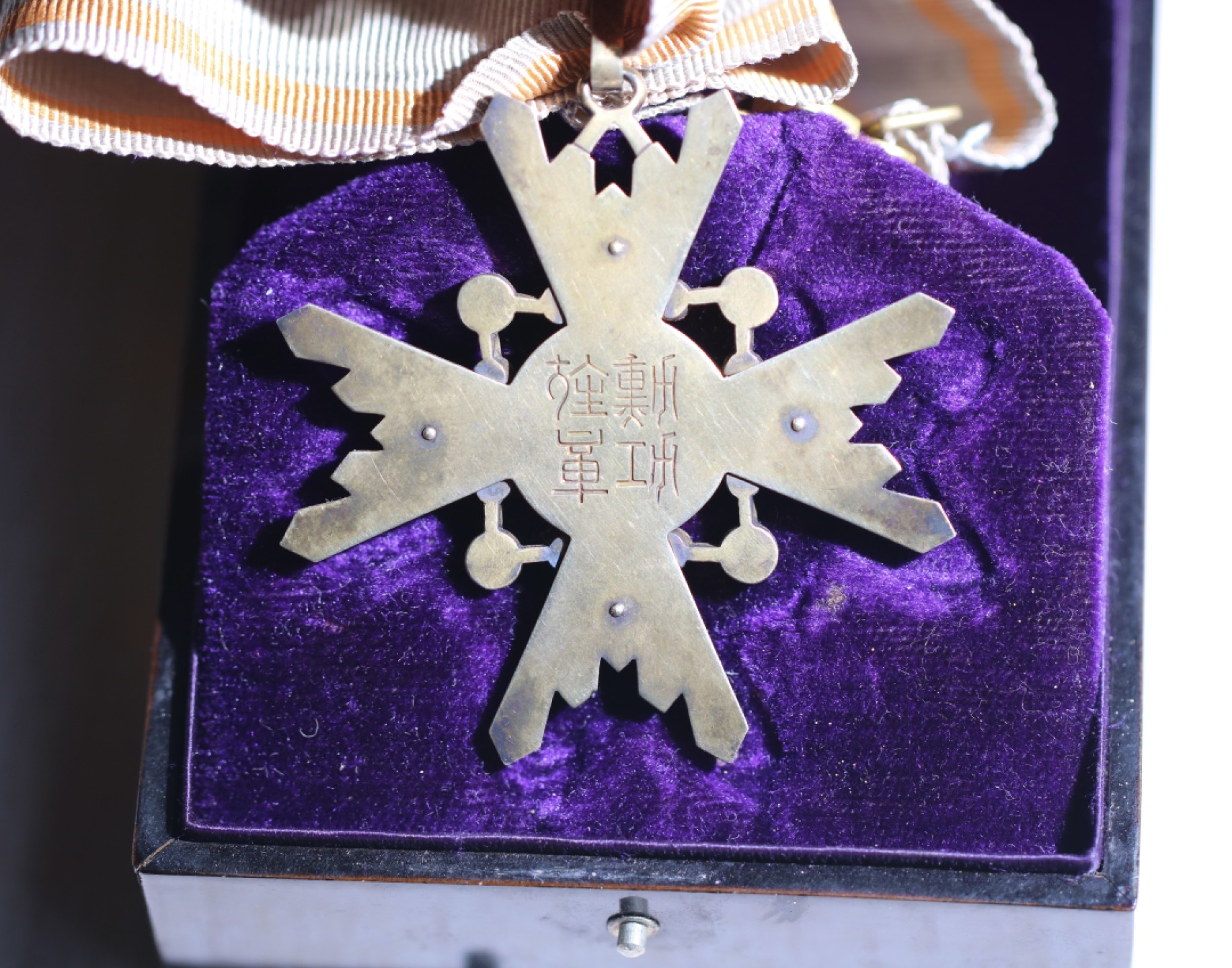 大猫徽章拍卖第207期 明治时期勋三等瑞宝章 原盒银质好品 明治早期蓝绶带，镜子小一圈