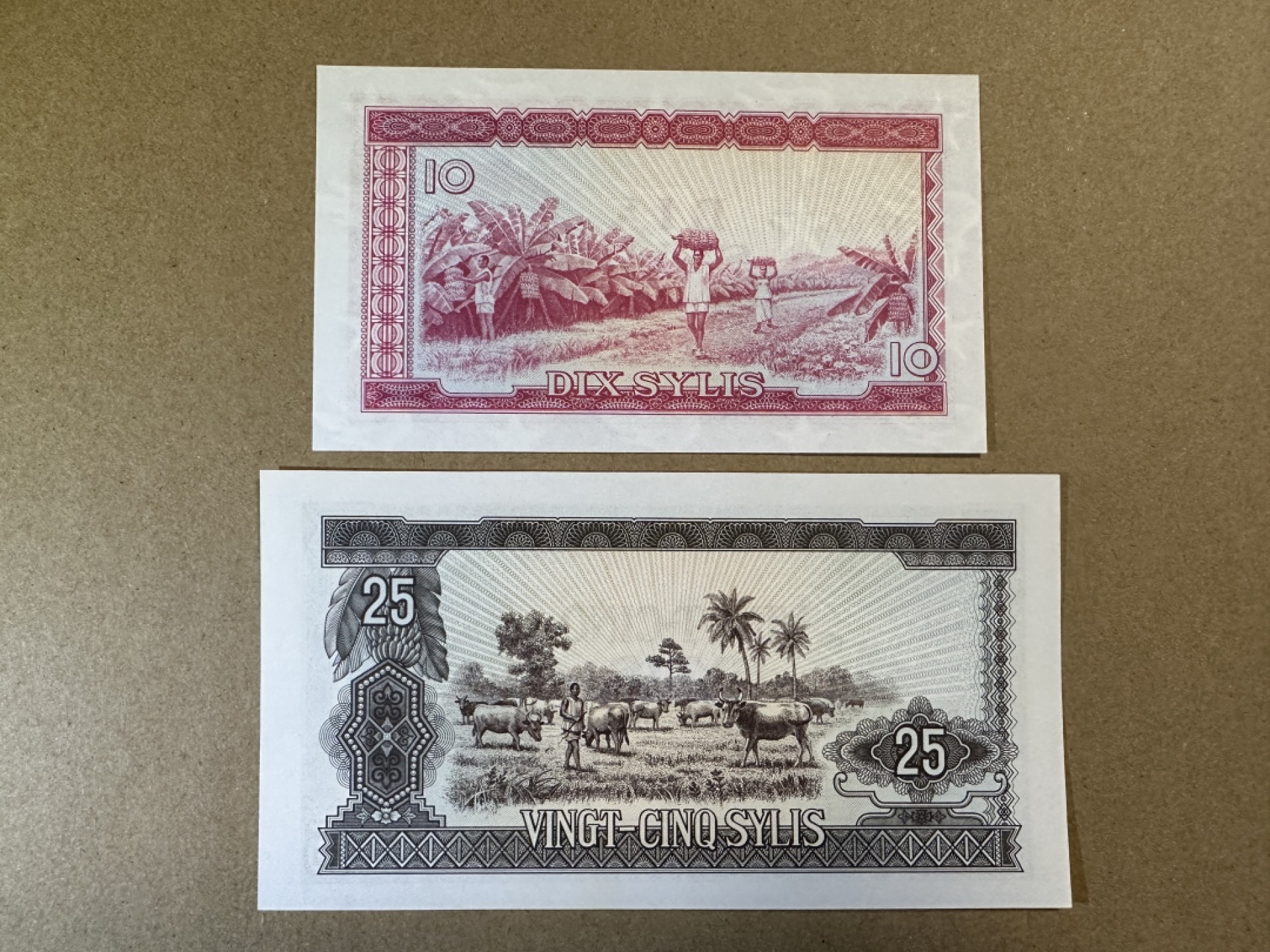 《张总收藏》78期——女王精品 几内亚10、25元2张 UNC 1980年