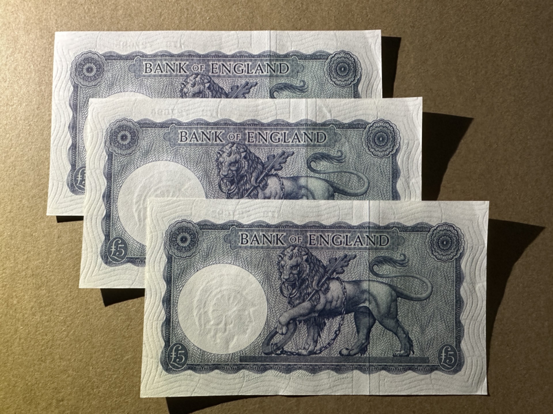 《张总收藏》78期——女王精品 英格兰5镑连号3张 UNC- B序列 轻微痕