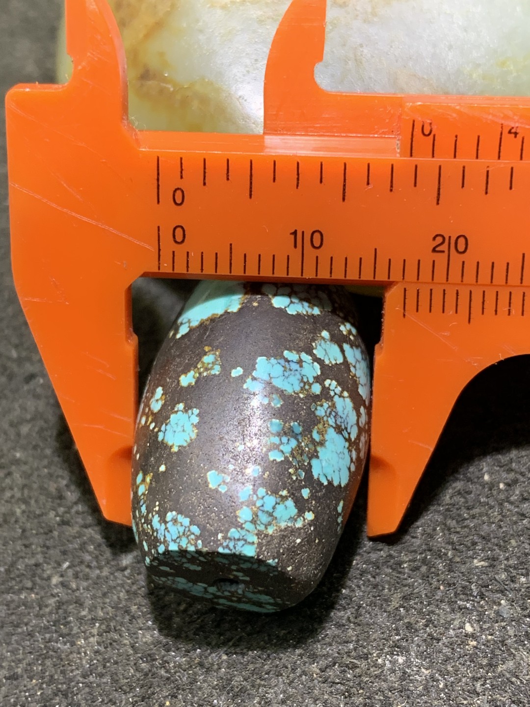 十堰原矿三无高瓷暴力蓝网花松石桶珠一颗
