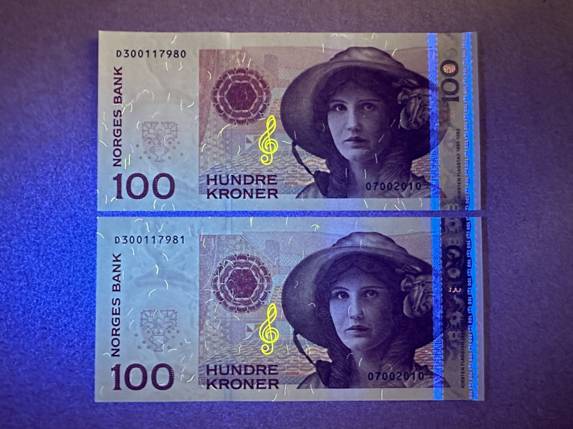 《张总收藏》78期——女王精品 挪威100克朗 连号2张 UNC 2010年