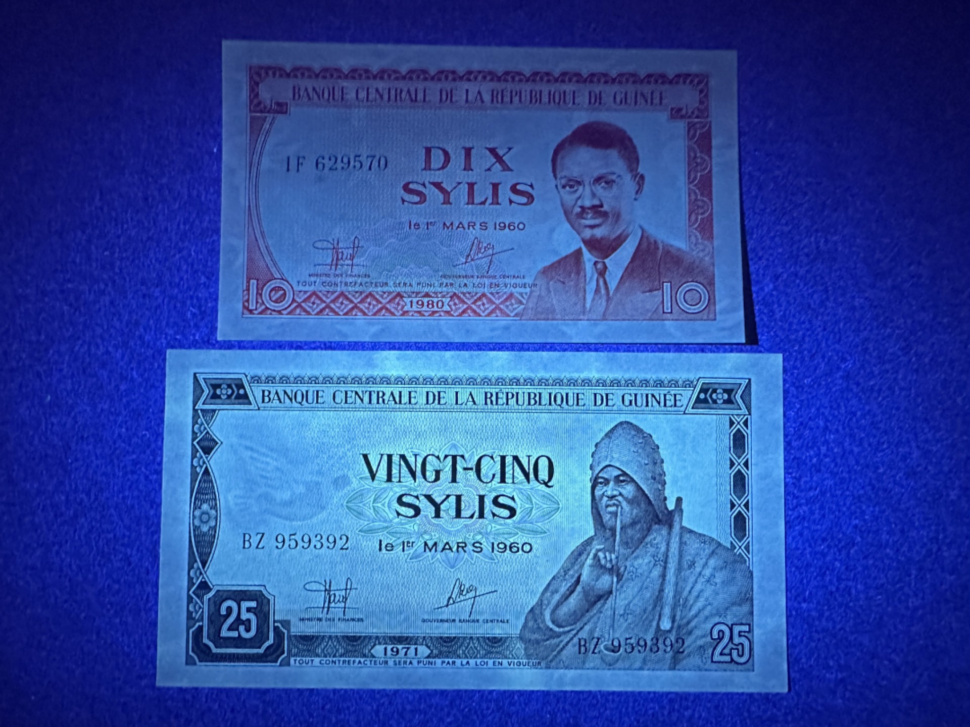 《张总收藏》78期——女王精品 几内亚10、25元2张 UNC 1980年