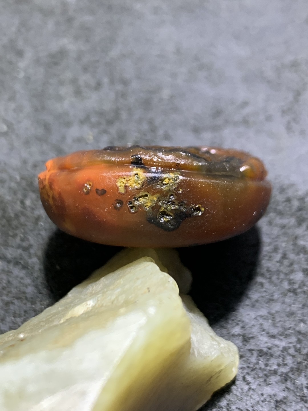 精美亚光战国红玛瑙巧雕一念之间吊坠一个，