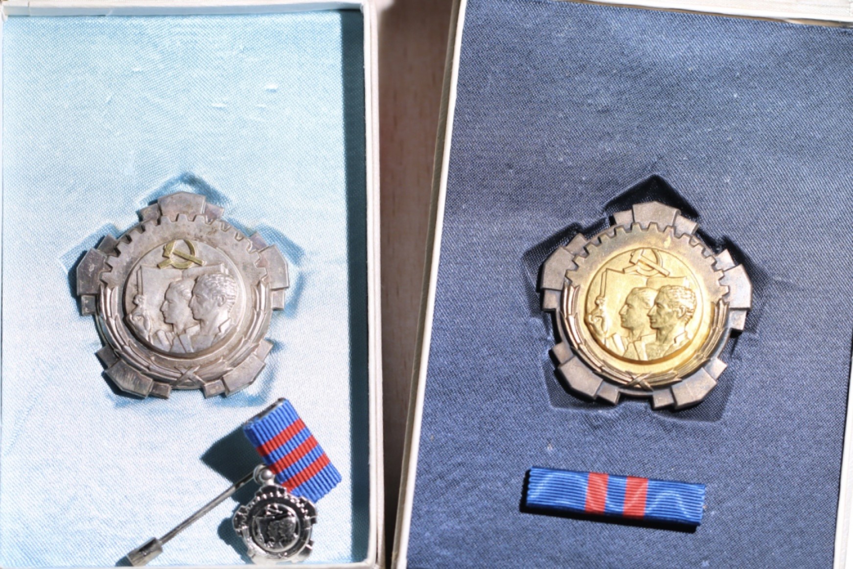 大猫徽章拍卖第207期 南斯拉夫二级三级劳动勋章原盒一对 好品