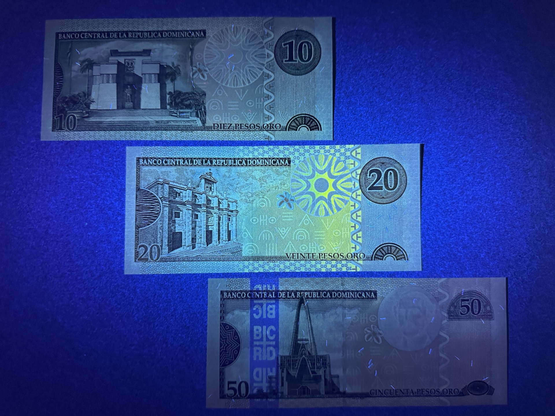 《张总收藏》78期——女王精品 多米尼加10、20、50比索 UNC 2002年版