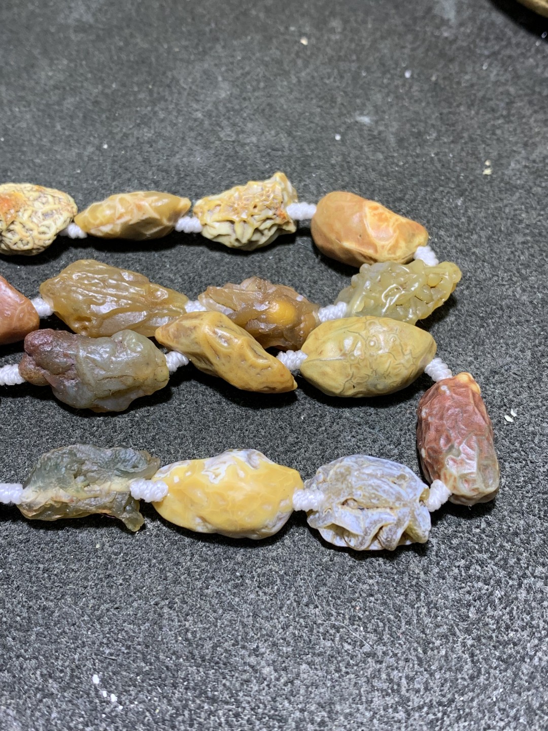 精美阿拉善戈壁多彩筋脉原石大颗粒吊坠项链一条，