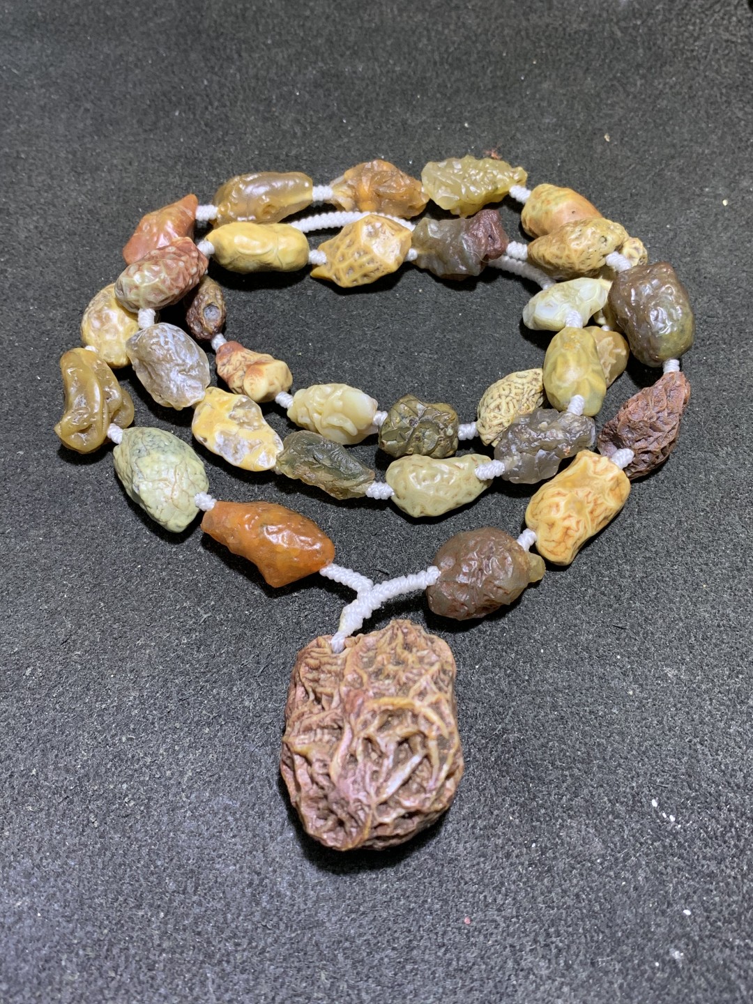 精美阿拉善戈壁多彩筋脉原石大颗粒吊坠项链一条，
