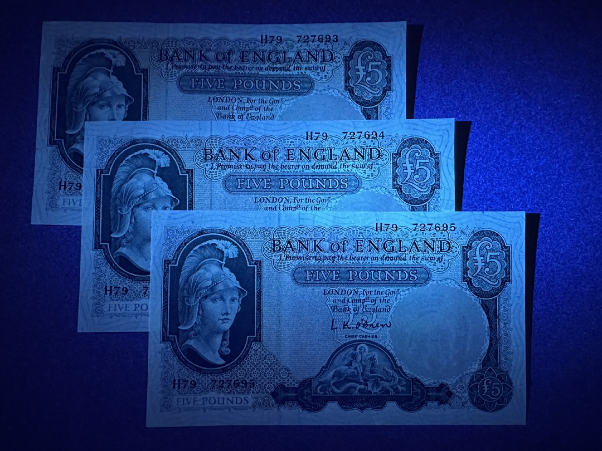 《张总收藏》78期——女王精品 英格兰5镑连号3张 UNC- B序列 轻微痕