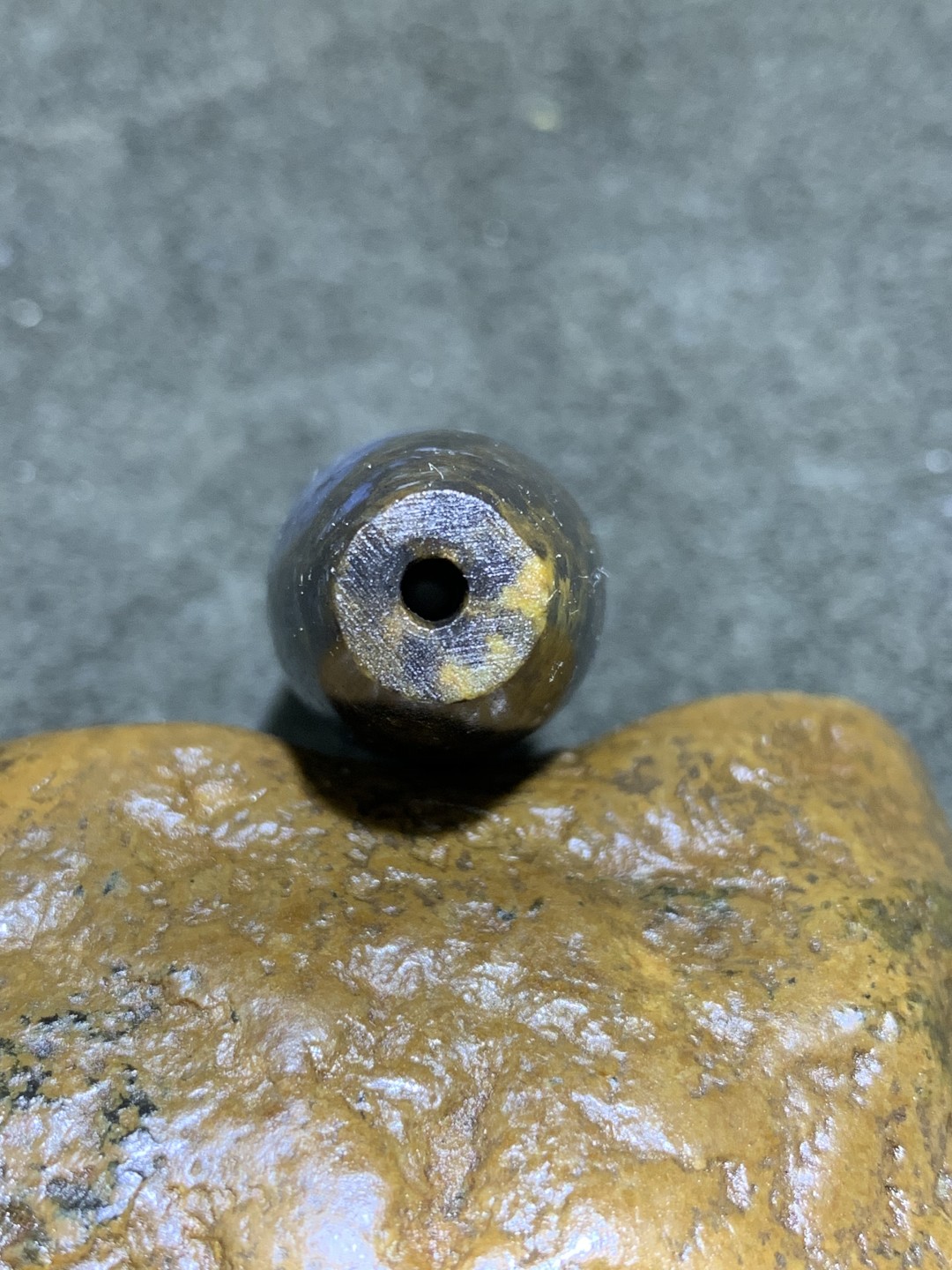 精美天然蓝白玉髓九眼页岩天珠一颗！