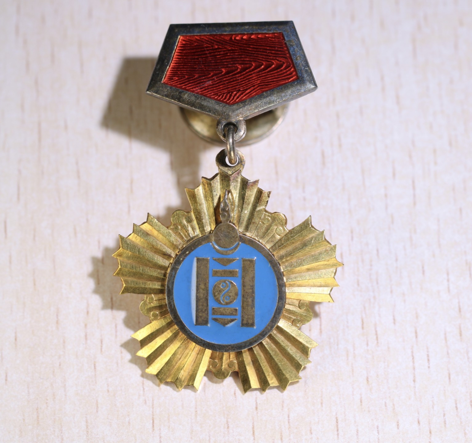大猫徽章拍卖第207期 蒙古索云宝🇲🇳劳动英雄奖章 18K金质 好品