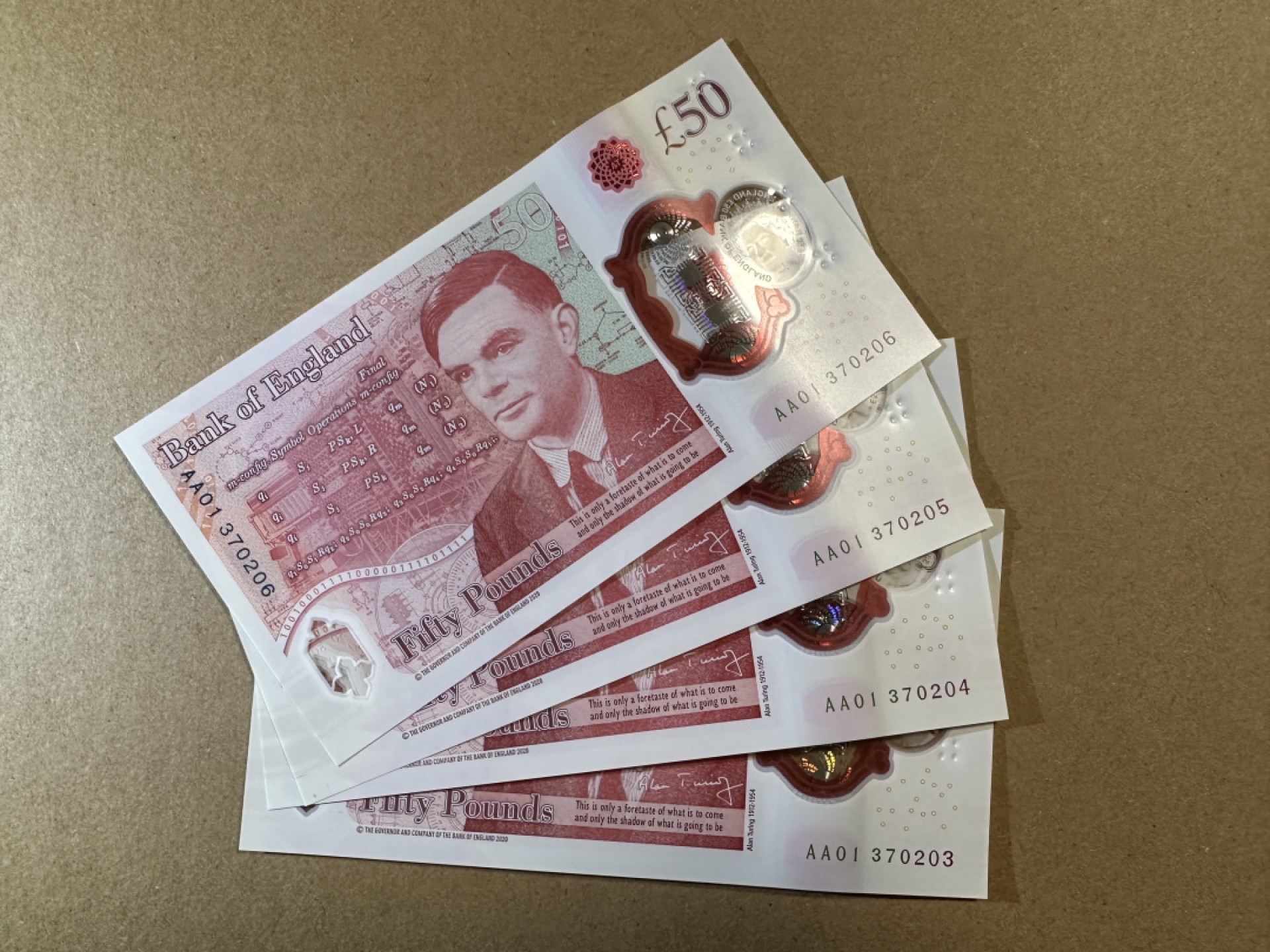 《张总收藏》78期——女王精品 英格兰50镑连号4张 UNC 2020年塑料钞 AA01冠 窗口轻微出厂划痕