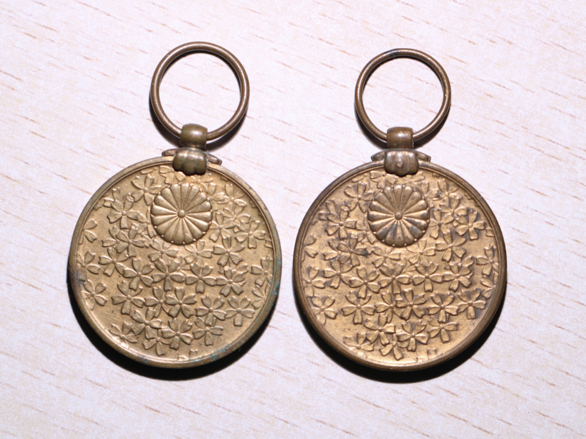 大猫徽章拍卖第207期 勿忘国耻 事变纪念章一对无挂 铜质