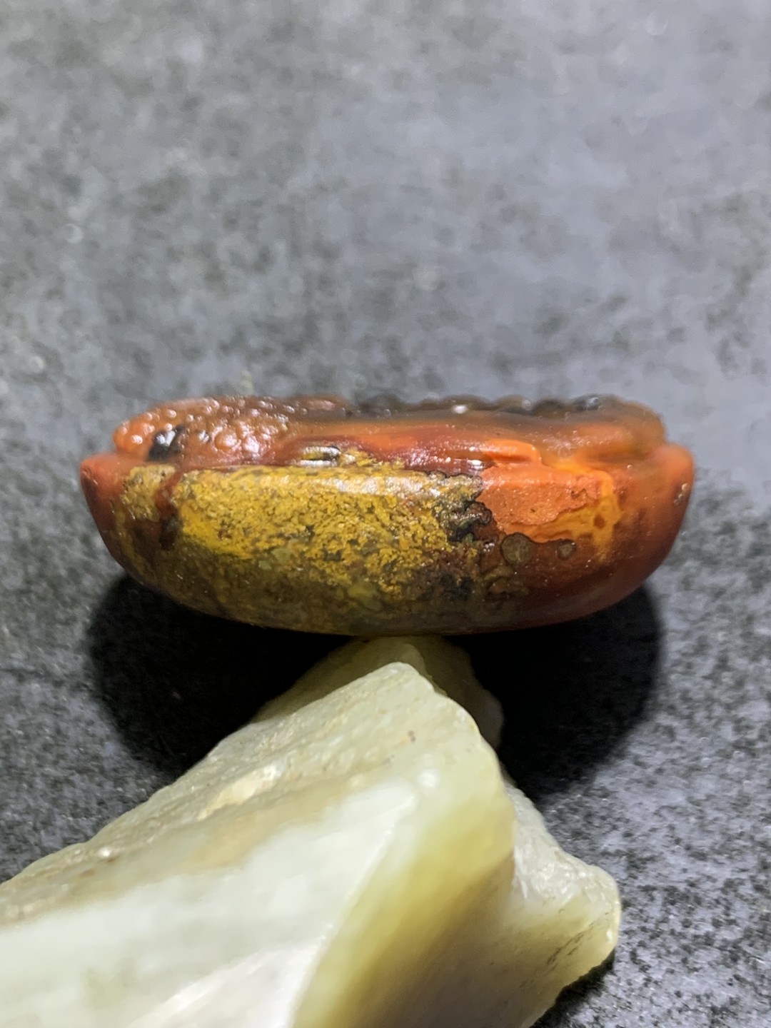 精美亚光战国红玛瑙巧雕一念之间吊坠一个，