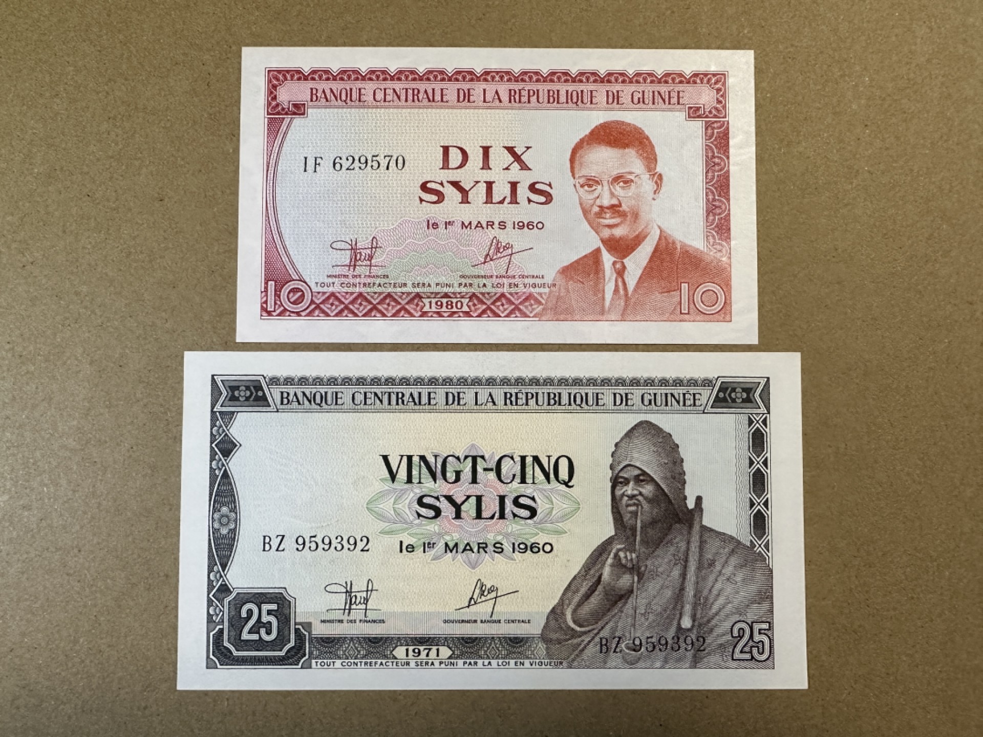 《张总收藏》78期——女王精品 几内亚10、25元2张 UNC 1980年