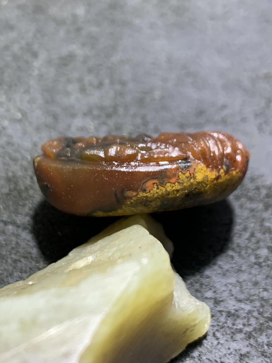 精美亚光战国红玛瑙巧雕一念之间吊坠一个，