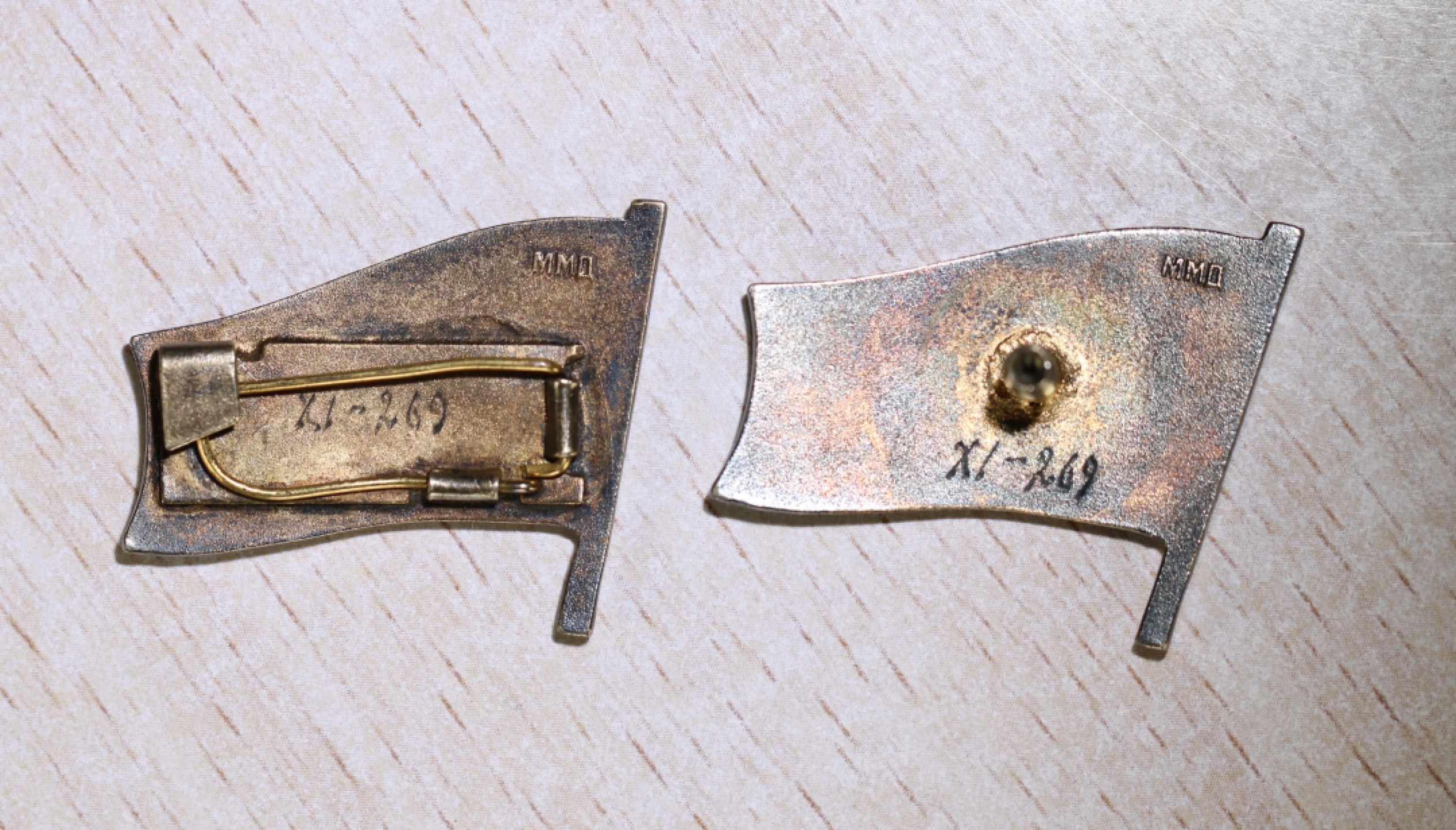 大猫徽章拍卖第207期 苏联第十一届最高苏维埃代表证章一对 银质好品 得主信息齐全