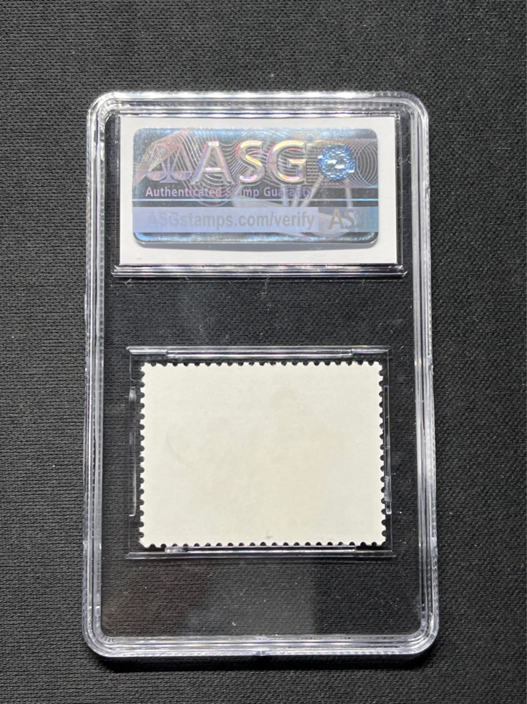 洪涛臻品 精选邮票限时拍卖第七十二期 文17知青4分★漏纽扣★ ASG85分OG ，文革两大变体票，一是文18漏刺刀，二是文17漏纽扣。版撕精品送评，票全品无瑕疵，85分超高性价比。变体票存世量少，潜力巨大，喜欢不要错过，目前ASG评级处于初级阶段，注意趁早下手囤精品货，未来一定有意想不到的收获，(最后一图是漏纽扣变体对比图)