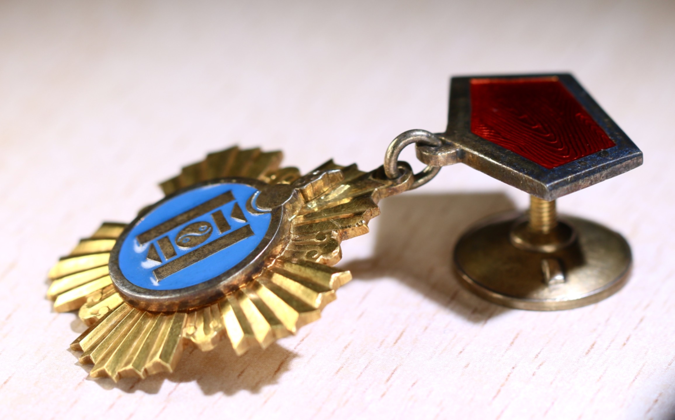 大猫徽章拍卖第207期 蒙古索云宝🇲🇳劳动英雄奖章 18K金质 好品