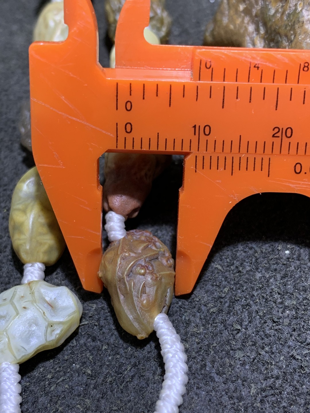 精美阿拉善戈壁多彩筋脉原石大颗粒吊坠项链一条，