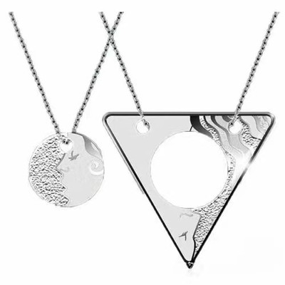 【海寧潮】拍卖第四十七期（双11狂嗨） - 【海寧潮：】【双11情人节】喀麦隆2018,“只有我们俩” (接吻)，异形嵌合浪漫情侣项链吊坠对，圆孔、精制银币2枚套装.子母套双枚银币,盒证全