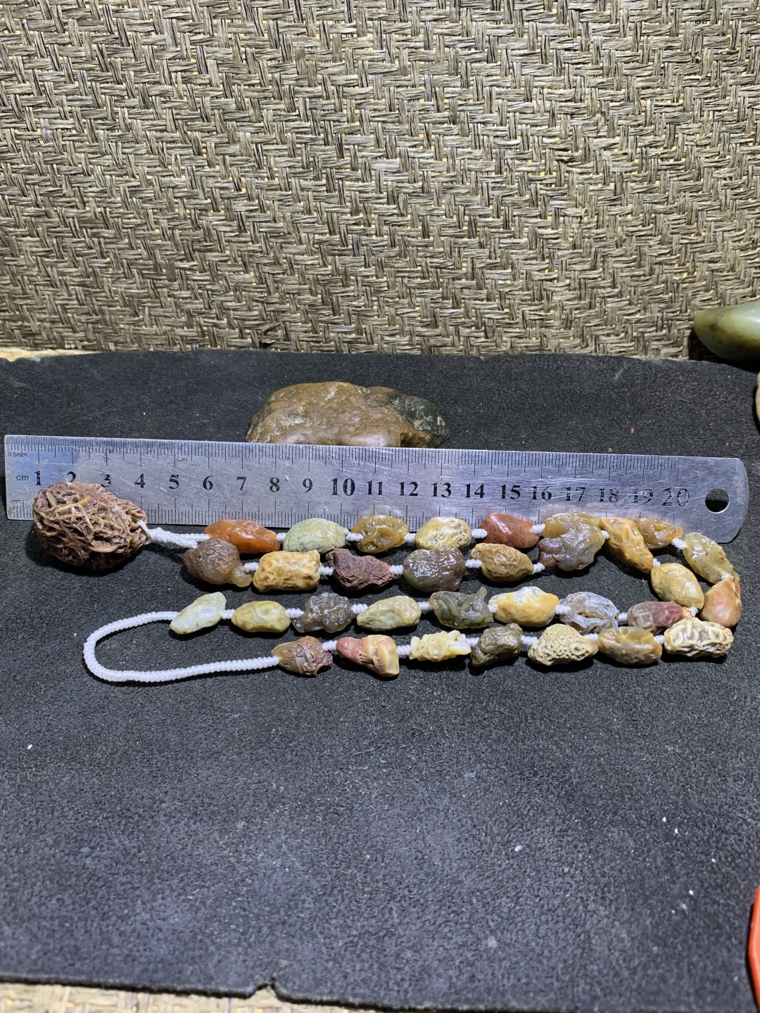 精美阿拉善戈壁多彩筋脉原石大颗粒吊坠项链一条，