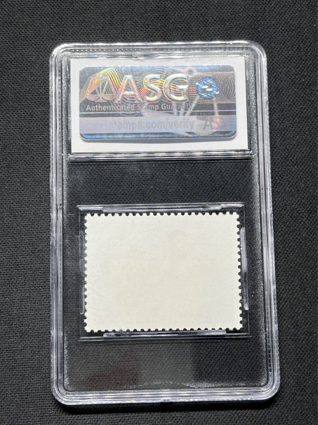 洪涛臻品 精选邮票限时拍卖第七十二期 文17知青4分★漏纽扣★ ASG95冠军分OG ，文革两大变体票，一是文18漏刺刀，二是文17漏纽扣。版撕精品送评，票全品无瑕疵，变体票存世量少，潜力巨大，喜欢不要错过，目前ASG评级处于初级阶段，注意趁早下手囤精品货，未来一定有意想不到的收获，(最后一图是漏纽扣变体对比图)