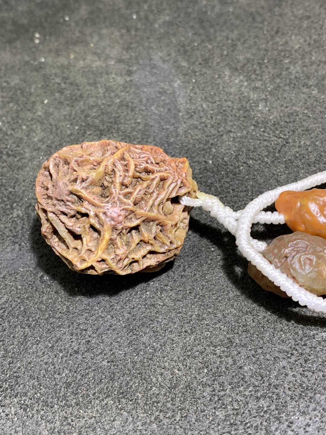 精美阿拉善戈壁多彩筋脉原石大颗粒吊坠项链一条，