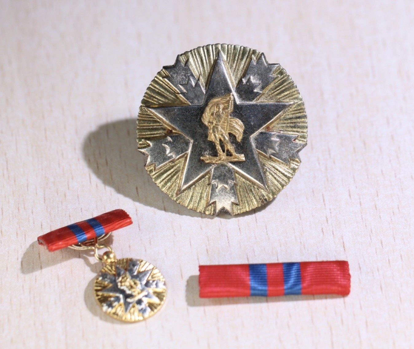 大猫徽章拍卖第207期 南斯拉夫二级人民功勋 三级游击队之星勋章一组 银质好品