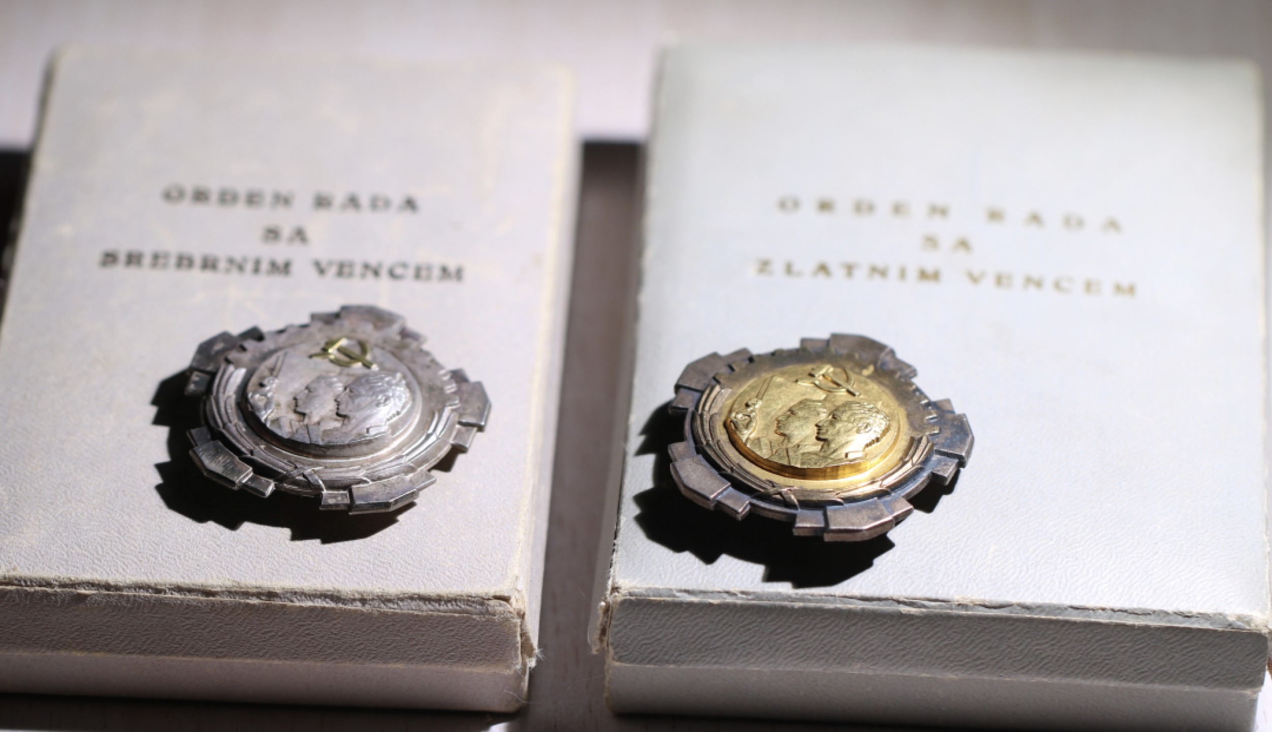 大猫徽章拍卖第207期 南斯拉夫二级三级劳动勋章原盒一对 好品