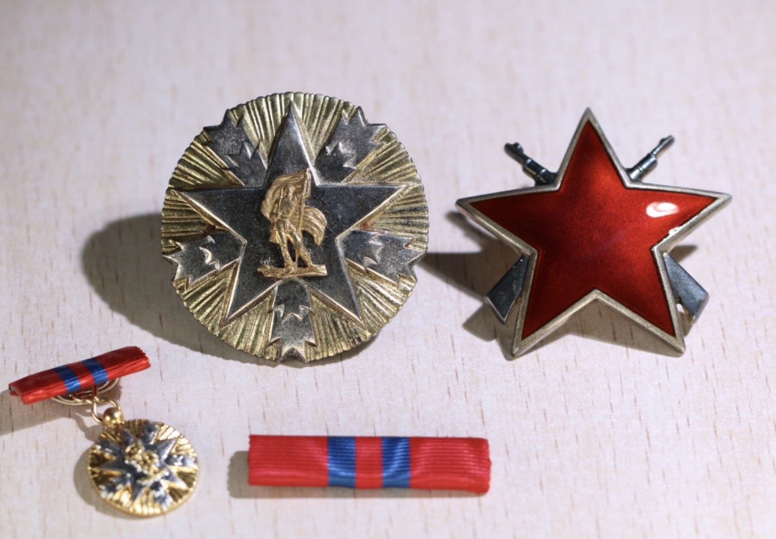 大猫徽章拍卖第207期 南斯拉夫二级人民功勋 三级游击队之星勋章一组 银质好品