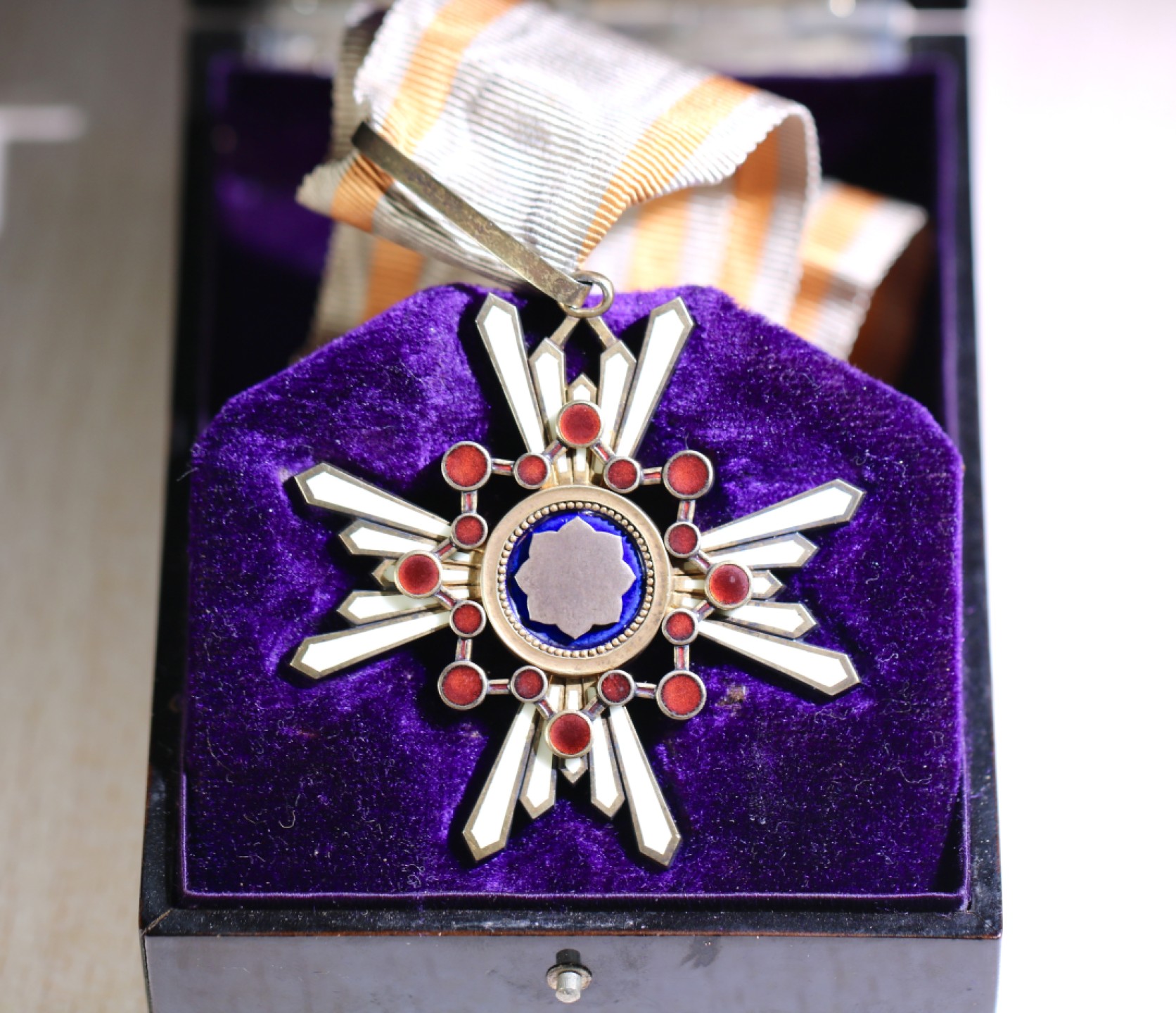 大猫徽章拍卖第207期 明治时期勋三等瑞宝章 原盒银质好品 明治早期蓝绶带，镜子小一圈